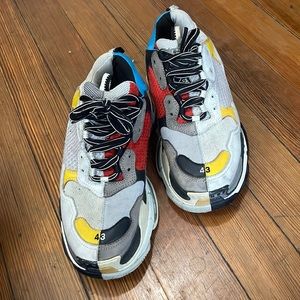 Slightly worn Mens Triple S balenciaga sneakers